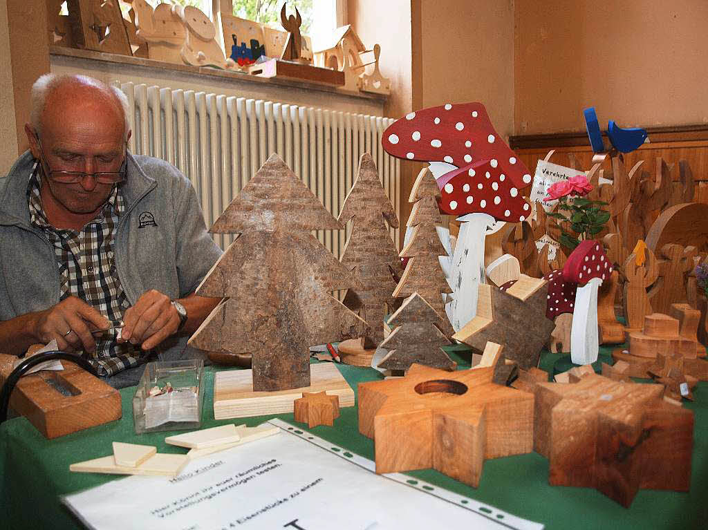 Edwin Franz werkelt an seiner Holz-Deko.