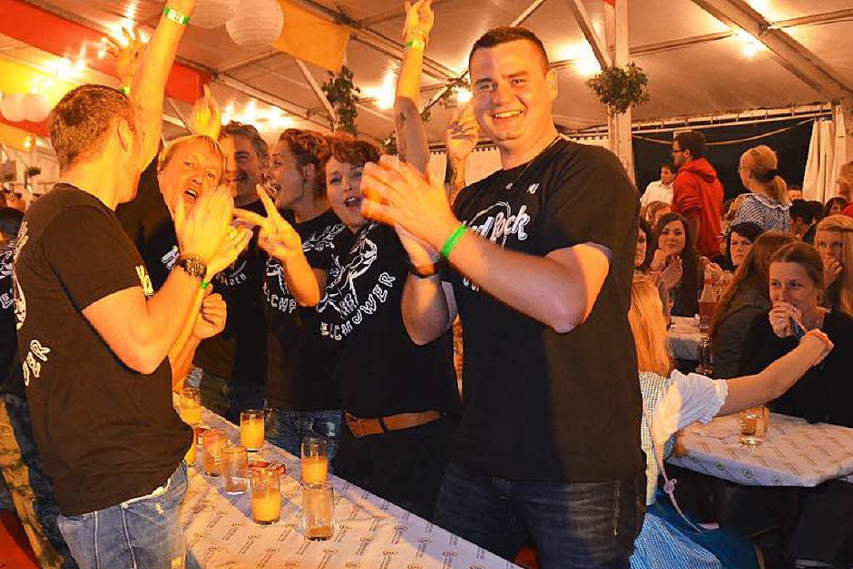 Die Stimmung stimmte von Anfang an beim Winzerfestshowabend am Samstag mit dem Musikverein Efringen-Kirchen. (Foto: Victoria Langelott) Die Stimmung stimmte von Anfang an beim Winzerfestshowabend am Samstag mit dem Musikverein Efringen-Kirchen. (Foto: Victoria Langelott)