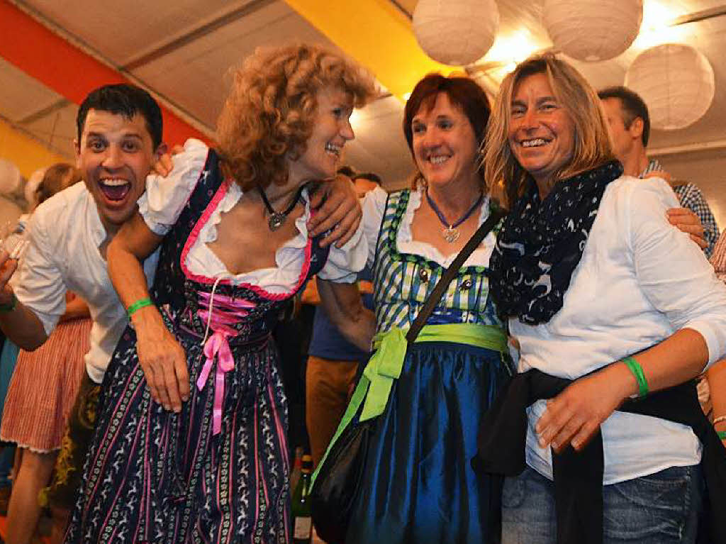 Ausgelassene Stimmung herrschte beim Winzerfest in Efringen-Kirchen am Samstagabend, dem Showabend mit dem rtlichen Musikverein