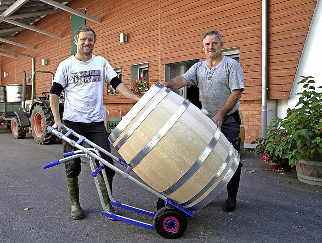 Das Holzfass fr den Chardonnay kommt ...chts Mitarbeiter Friedrich Schneider.   | Foto: christoph breithaupt