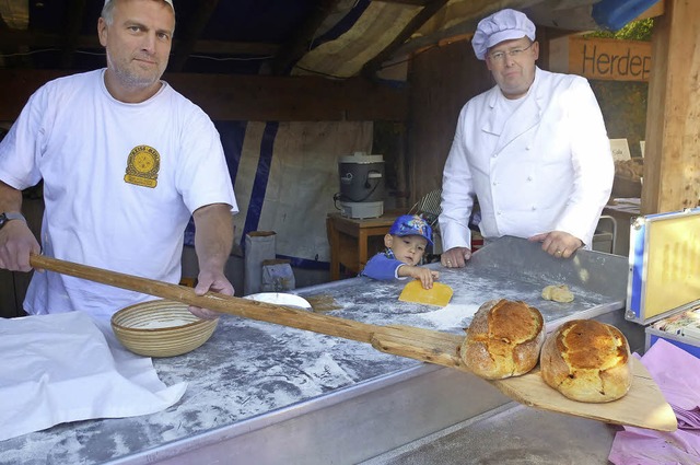 Dirigent Markus Blle (rechts) und sei...rage nach dem Kartoffelbrot war gro.   | Foto: Karla Scherer