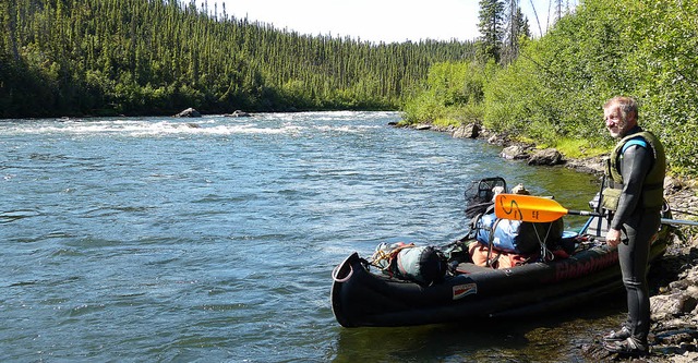 Vier Wochen fuhren Manfred Krger (im ...an mit ihrem Boot auf dem Ross River.   | Foto: Privat