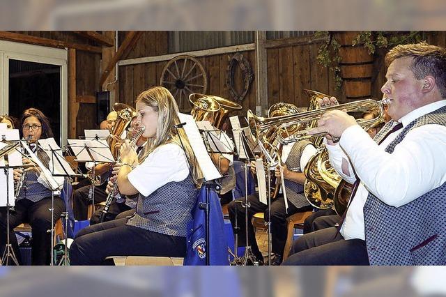 Chorgesang und Blasmusik sorgen fr tolle Stimmung