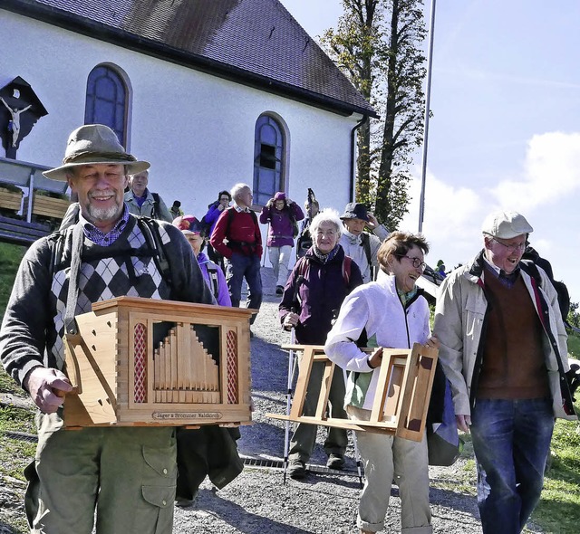 Mi seinem  tragbaren  rgelchen machte...zur &#8222;Zwei-Orgel-Kapelle&#8220;.   | Foto: Horst Dauenhauer