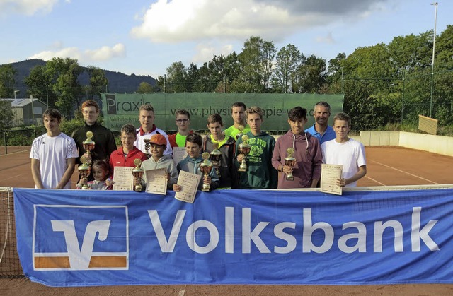 Alle Sieger und Vizemeister des &#8222...; mit Turnierleiter Oliver Pendzialek.  | Foto: Verein