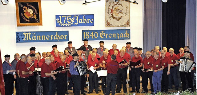 Der Shantyhchor und die gastgebende Si...Auftritt den abwechslungsreiche Abend.  | Foto: Rolf Reimann