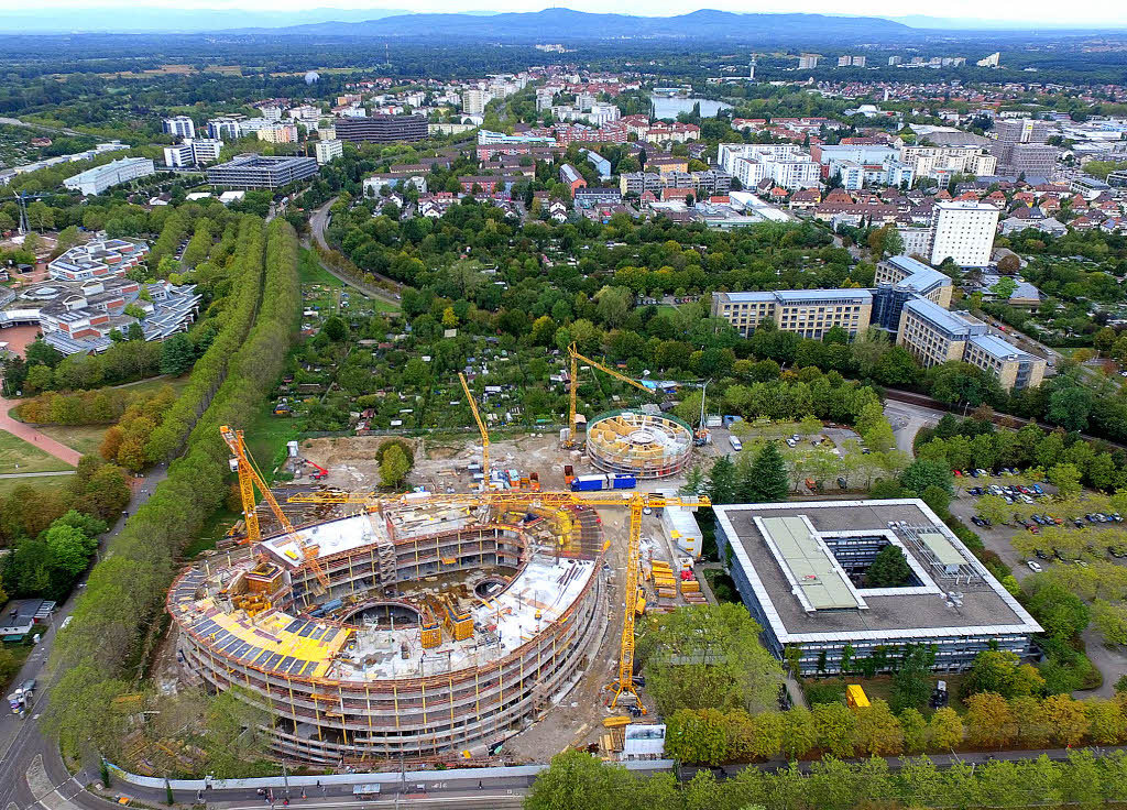 Die Baustelle des neuen Rathauses in Freiburg aus der Vogelperspektive mit Blickrichtung Westen