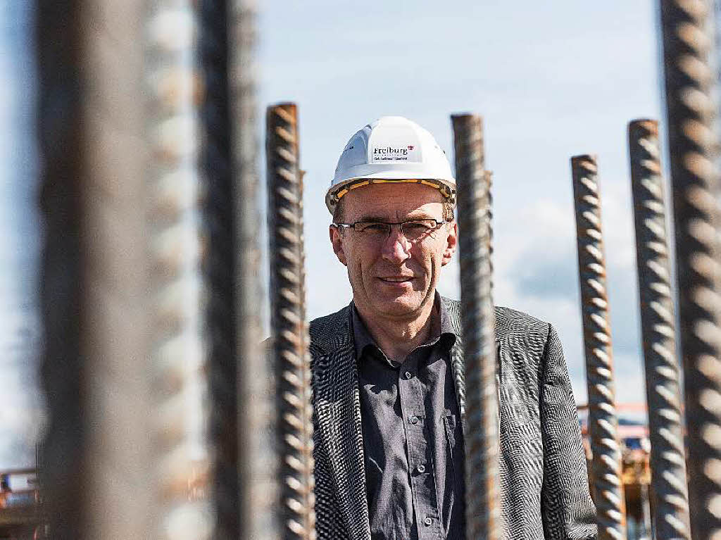 Baubrgermeister Martin Haag lie sich bei einem Rundgang auf den neuesten Stand des 80-Millionen-Euro-Projekts bringen.