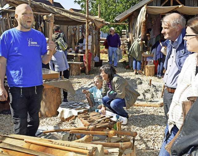 Werkzeuge aus der Keltenzeit fanden da...zum Beispiel Kerzen aus Wachs formen.   | Foto: Gerhard Lck