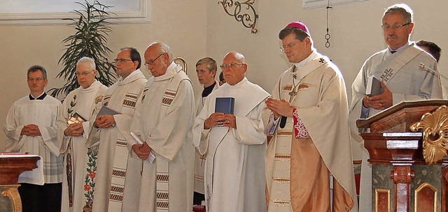 Erzbischof Stephan Burger (Zweiter von...m Festgottesdienst auf dem Lindenberg.  | Foto: Christian Ringwald