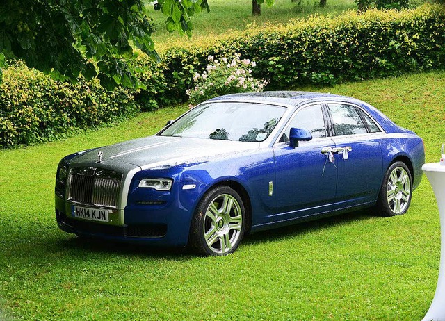 Blau-silberne Hochzeitskutsche: der Rolls Royce Ghost  | Foto: Rita Eggstein