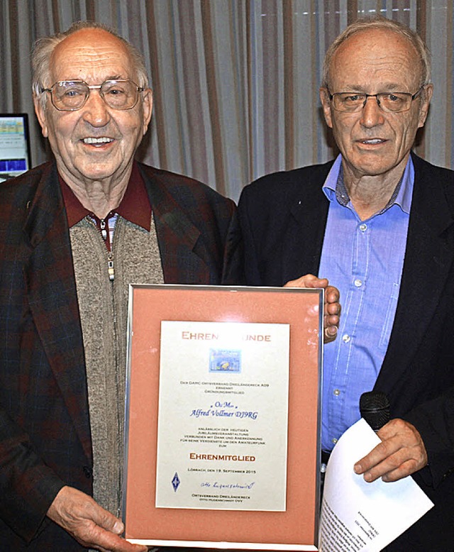Alfred Vollmer (links) wurde vom Vorsi...genschmidt zum Ehrenmitglied ernannt.   | Foto: Schleer