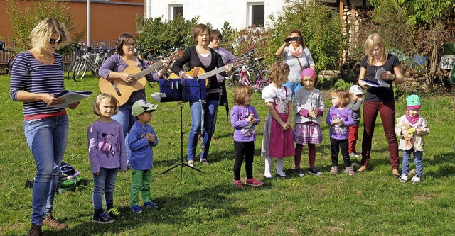 Der Singkreis des Kindergartens unterhielt mit frhlichen Liedern.  | Foto: WOLFGANG KNSTLE