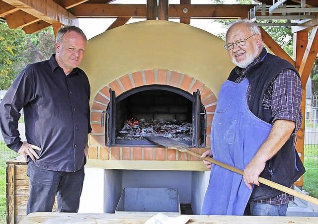 Gemeinwesenarbeiter Stefan Borho freut...Held ber das  restaurierte Backhaus.   | Foto: judith reinbold