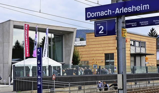 Das neue Theater liegt direkt am Bahnhof Dornach/Arlesheim.  | Foto: Annette Mahro