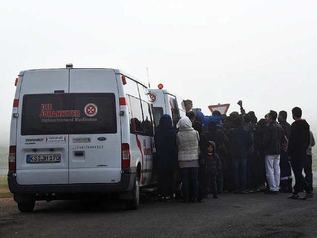 Flchtlinge stehen  vor dem Zeltlager ...n der Nacht zu Montag ruhig geblieben.  | Foto: dpa