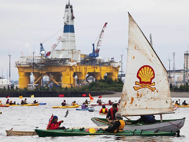 Protest mit dem Kajak im Hafen von Sea...e Shell-lbohrplattform im Hintergrund  | Foto: AFP