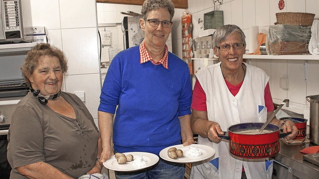 Elisabeth Krieger, Gerlinde Fleig und ... kmmerten sich um das leibliche Wohl.  | Foto: Chris Seifried