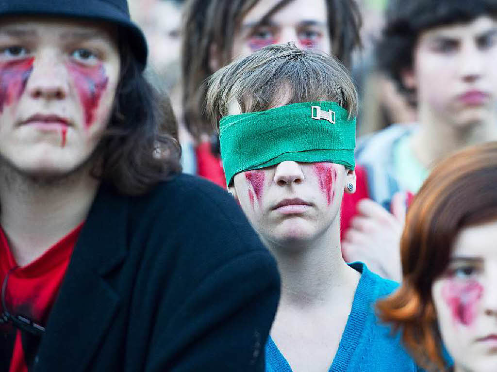 Bei der Montagsdemo eine Woche danach laufen Jugendliche mit verbundenen Augen und geschminkten Wunden im Gesicht mit. Sie wollen auf die zahlreichen Demonstranten mit Augenverletzungen anspielen.