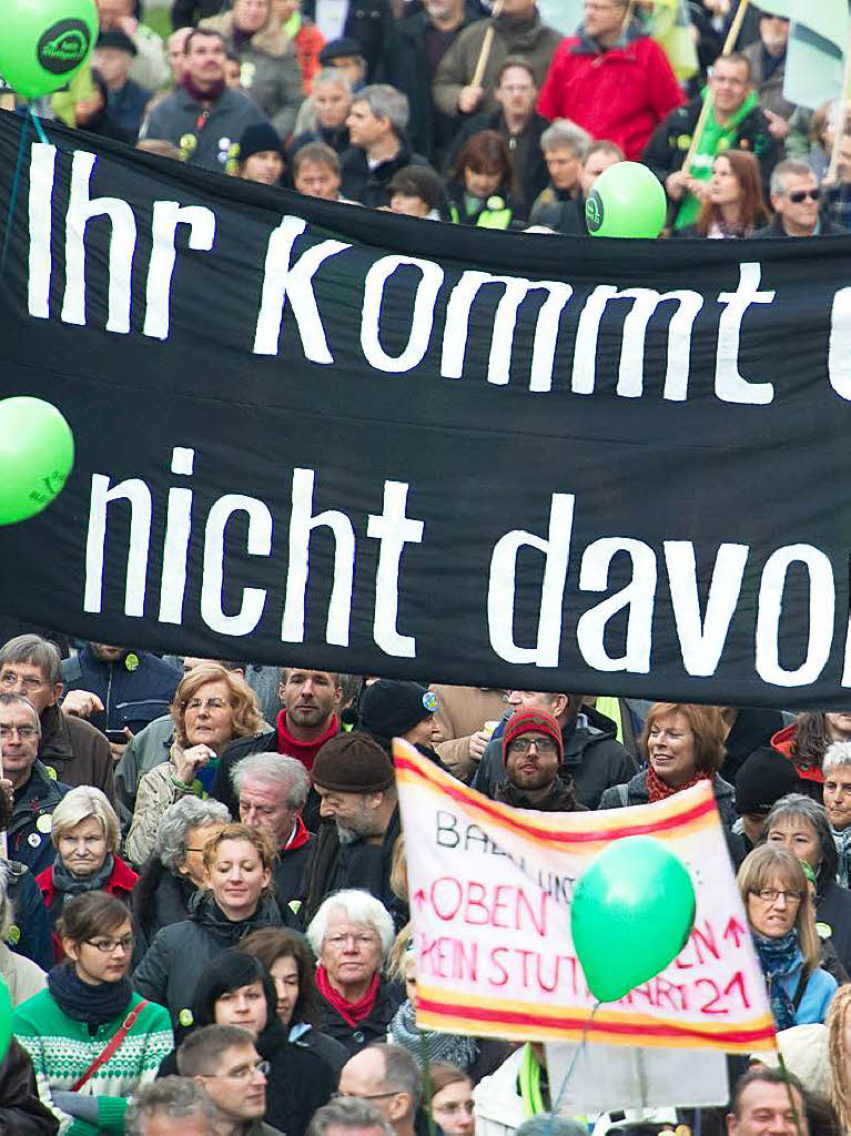 Bei einer Demonstration im November 2010 protestieren Stuttgarter gegen das harte Vorgehen der Polizei.