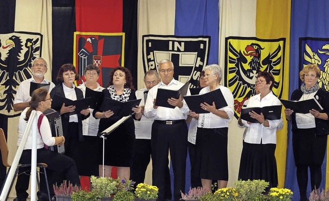 Der Singkreis Freundschaft begleitet die Feierstunde im Aktienhof musikalisch.   | Foto: Heidi Fssel