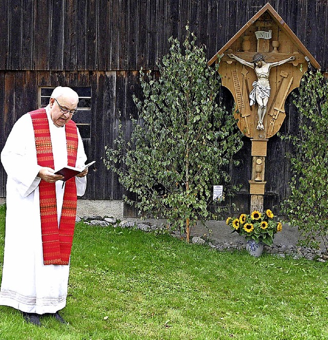 Der ehemalige Pfarrer von Buchenbach, ...angebrachte Hofkreuz am Hansmeyerhof.   | Foto: Josef Faller