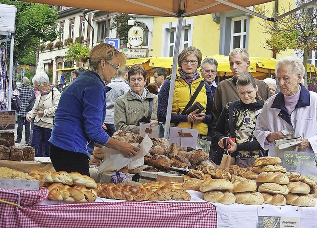 Ein Schaufenster heimischer Produkte w... mehr der  Naturparkmarkt in Todtnau.   | Foto: Karin Maier