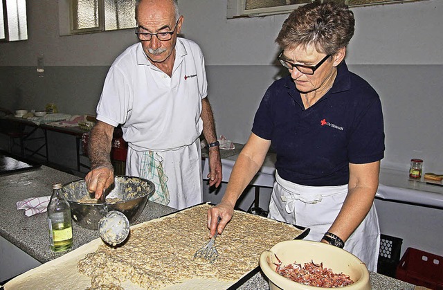 Kaum hinterher kamen die Helfer bei der Zubereitung der leckeren Zwiebelkuchen.   | Foto: Herbert Trogus