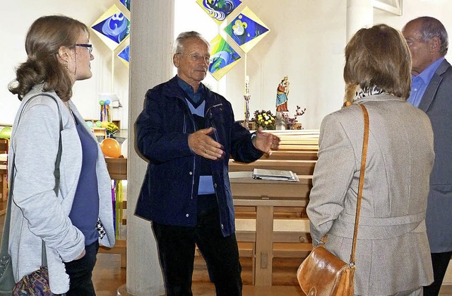 Joachim Molin erklrte beim Pfarrfest ...erten Besuchern die Kirche in Karsau.   | Foto: Gabriele Rasenberger