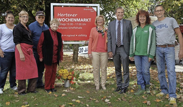 Am neuen Schild fr den Hertener Woche...hardt, Brigitte Dlfel und Ralf Hler  | Foto: Petra Wunderle