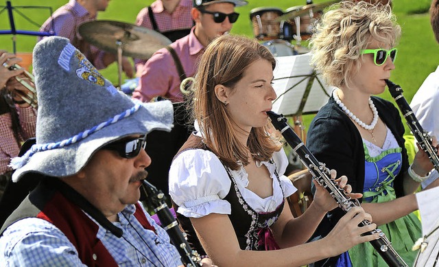 Der Musikverein Fahrnau verbreitete be...in Lederhosen, die Mdels in Dirndln.   | Foto: Hans-Jrgen Hege