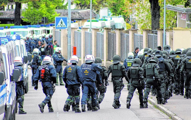 Aufmarsch der Polizei vor der Bea in Donaueschingen   | Foto: dpa