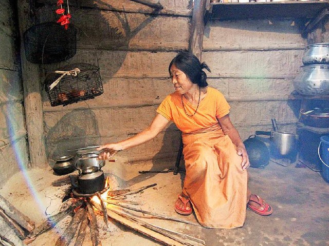 Mganasui Horam beim Kochen in ihrer Kche  | Foto: dpa