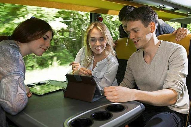 Junge Leute entdecken die vielen Angebote bei Busreisen
