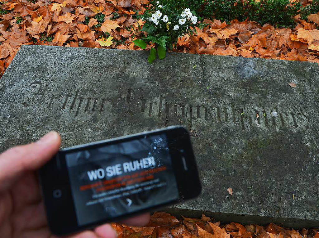 Das Kulturstaatsministerium frdere eine Friedhofs-App. Mit Hilfe des Smartphones knnten sich Nutzer mehr als 1000 Grber berhmter Persnlichkeiten anschauen - eine Art Friedhofs-Sightseeing. Die neue App habe viele schlechte Bewertungen im App-Store erhalten. Kosten: 548.000 Euro Steuerzahlergeld.