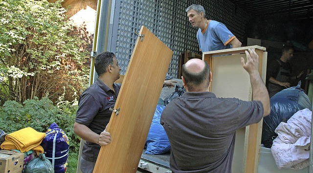 Gemeinsam packten Helfer an, um den La...mit Spenden fr Bulgarien zu beladen.   | Foto: Christiane Sahli