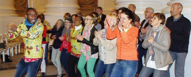 Mit viel Rhythmus, Tanz und Gesang erl... deutsch-kongolesischen Gottesdienst.   | Foto: Seelsorgeeinheit