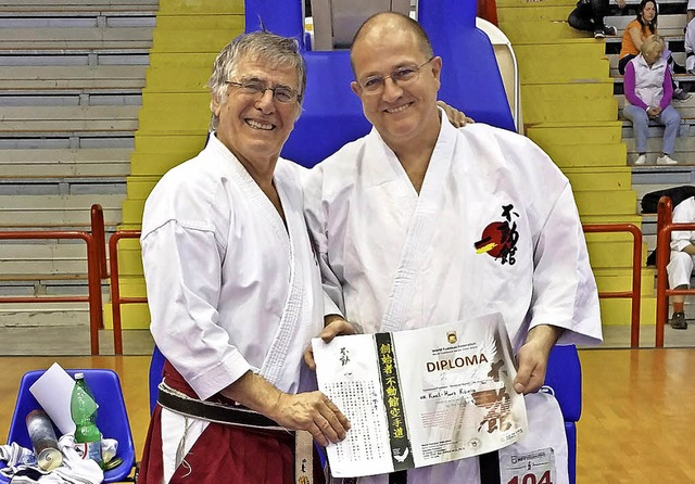 Siebter Meistergrad im Karate fr Sens...links neben ihm  Ilija Jorga zu sehen.  | Foto: privat