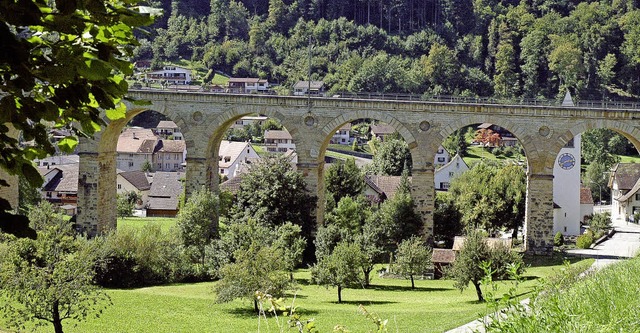 In Rmlingen berquert die Strecke auf einem achtbogigen Steinviadukt das Dorf.   | Foto: Michael Reich