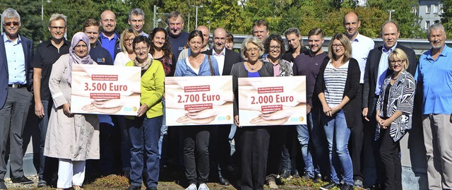 An die 8200 Euro haben die Mitarbeiter...ke-Geschftsfhrer Karl-Heinrich Jung.  | Foto: Sylvia-Karina Jahn