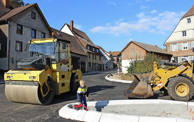 Deckel drauf: Nachtschicht legten die ...beiten an der Dittishauser Strae ein.  | Foto: Christa Maier