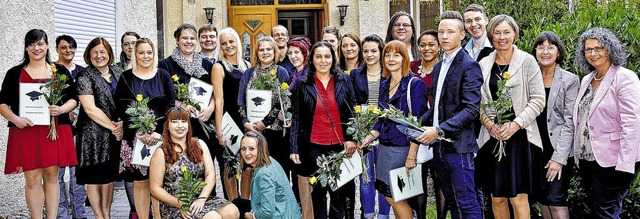 Das Examen in der Tasche: 15 Prflinge... (von rechts) gratulieren zum Erfolg.   | Foto: Manfred Beathalter