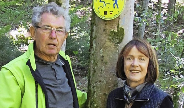 Um Toleranz im Wald werben Siegfried M...ern bei Wanderern und Mountainbikern.   | Foto: Verein