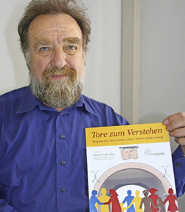 Michael Straub mit dem Ankndigungsplakat   | Foto: Jung-Knoblich