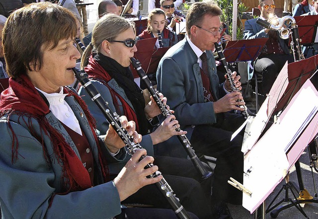 Die Winzerkapelle Oberrotweil, sorgte ...ische Unterhaltung beim Michaelisfest.  | Foto: Herbert Trogus