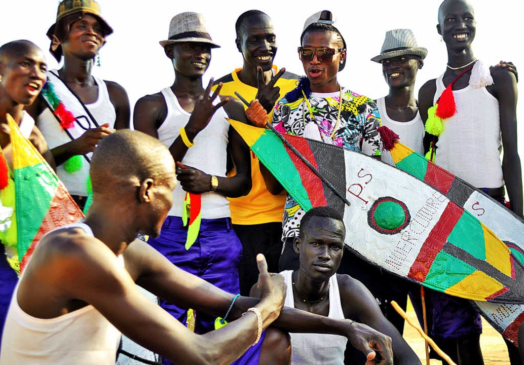HipHop-Star aus Nairobi: Octopizzo (hintere Reihe, mit Sonnenbrille)   | Foto: Pro