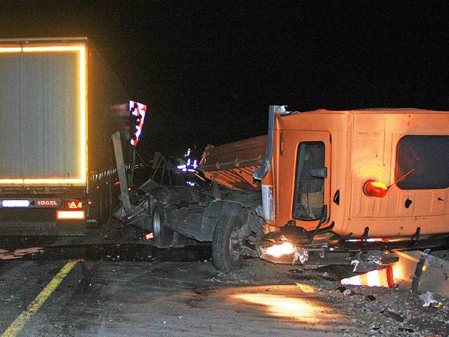 Crash auf der A5: Ein 40 Tonner kollid...m Kleinlastwagen der Autobahnmeisterei  | Foto: Polizei