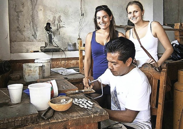 Zwei Vertreterinnen des Pakilia-Projektes bei einem Kunsthandwerker in Mexiko.  | Foto: ZVG