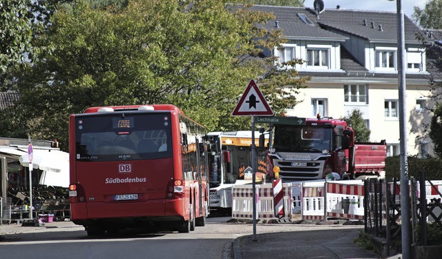 Eng geht es zu im Baustellenbereich an der Teninger Neudorfstrae.   | Foto: Felix Lieschke