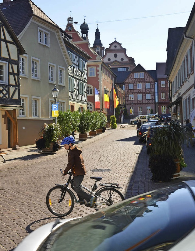 Pflanzenkbel (links) statt Parkpltze...enen soll, strt den Einzelhandel.      | Foto: Klaus Fischer